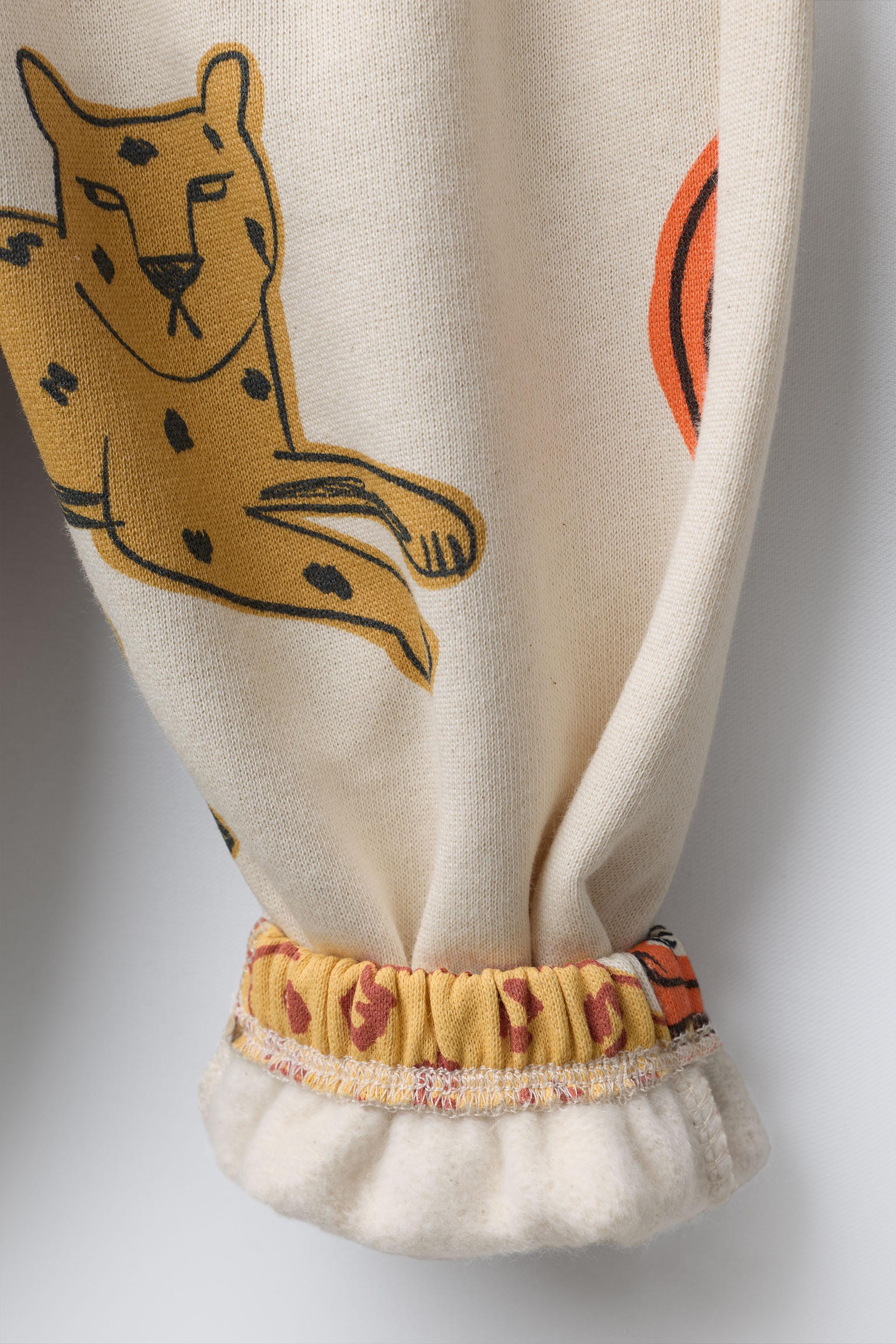 JOGGING SET: SWEATSHIRT AND ANIMAL PRINT JOGGER PANTS